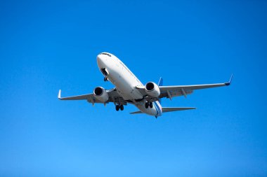 A Boeing 737-89M beginning its descent towards the airport.