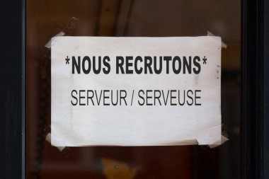 Paper scotched inside the window of a restaurant with written on it in French : 