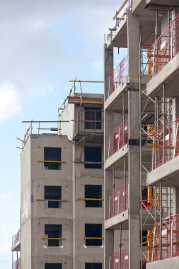 Block of buildings during their construction.