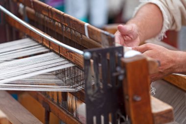 A weaver is a craftsman who weaves various types of yarn into fabrics.