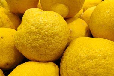 Bir market tezgahında bir yığın citron (Citrus medica) üzerine yakın çekim.