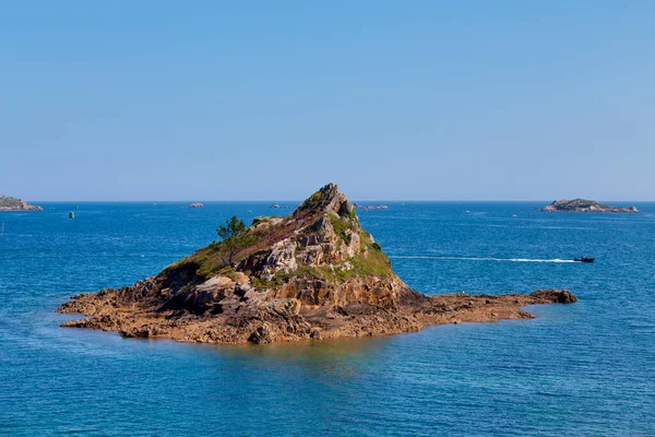 The Roc\'h Gored is a small island off Tahiti beach and the Pointe du Cosmeur in Carantec, Finistere.