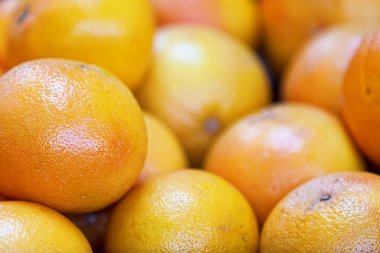 Bir market tezgahında satılık bir yığın greyfurt yakın plan..