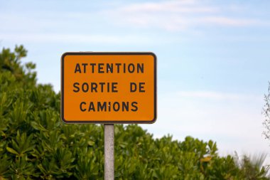 Orange road sign stating in french 