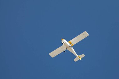 Close up on a white and yellow FK9-sw in flight.