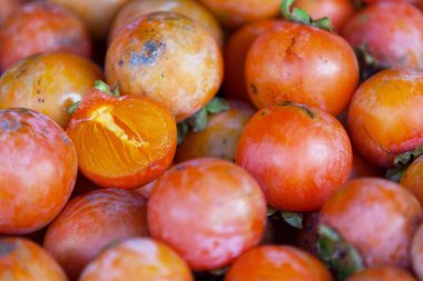 Bir pazar tezgahında satılık hurmalar için tam çerçeve..