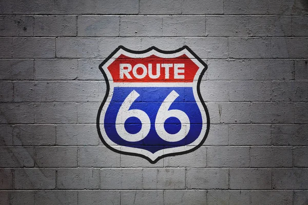 美国66号公路护盾在煤渣墙上的图片 — 图库照片