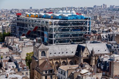 Paris, Fransa - 07 Temmuz 2017: Arkası Saint-Merri Kilisesi, Merkez Pompidou.