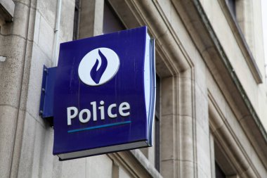 Brüksel, Belçika - 26 Ağustos 2017: Federal Polis Teşkilatı 'nın mavi işareti (Fransızca: Polis Federali). Özel ve yerel idari ve adli polis operasyonları yürütüyor ve hem yerel hem de federal polis teşkilatlarını ve birimlerini destekliyor..