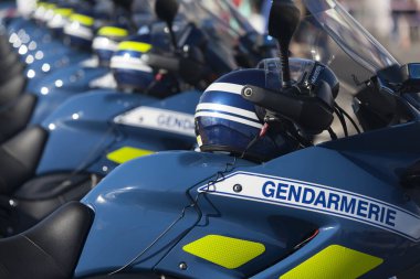 Saint Denis, Reunion - 14 Temmuz 2016: Gendarmerie Nationale motosikletleri Bastille Günü 'nün başlamasından önce sıraya dizildi.