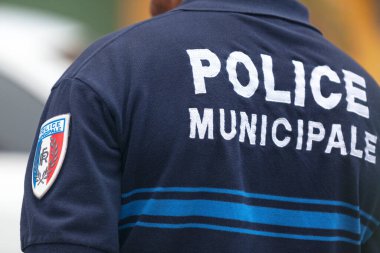 Saint Denis, Reunion - 07 Ağustos 2015: Reunion Adası 'ndaki Guan Di Festivali sırasında kalabalığı kontrol eden polis memuru.