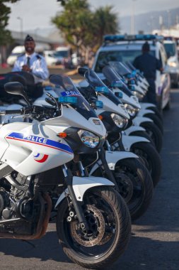 Saint Denis, Reunion - 14 Temmuz 2016: Bastille Günü geçit törenine başlamadan önce polis motosikletleri kuyrukta.