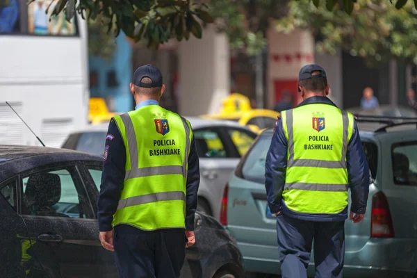 Tirana Albanien April 2019 Två Kommunala Poliser Policia Bashkiake Patrullerar — Stockfoto