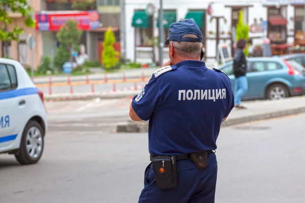 Varna Bulgaria Mayo 2019 Policía Hablando Por Teléfono Cerca Coche — Foto de Stock