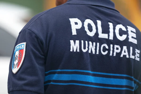 Saint Denis, Reunion - 07 Ağustos 2015: Reunion Adası 'ndaki Guan Di Festivali sırasında kalabalığı kontrol eden polis memuru.