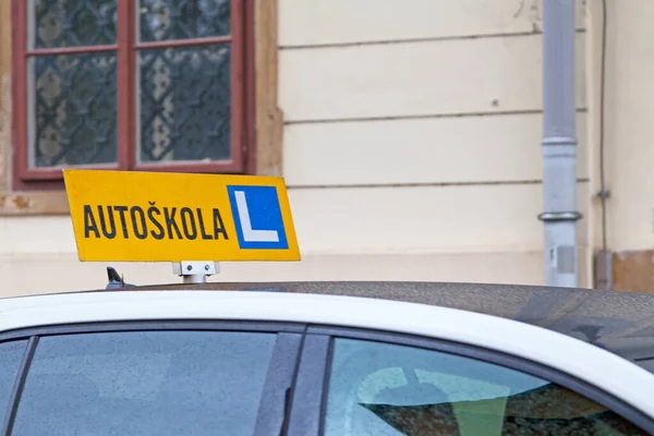 Знак Автомобільного Даху Написом Ньому Хорватською Автоскола Перекладі Англійської Означає — стокове фото