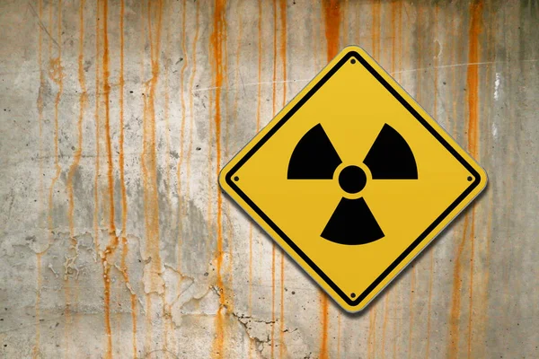 黄色の背景と中央に描かれた電離放射線標識と黒の境界を持つダイヤモンド型の標識 — ストック写真