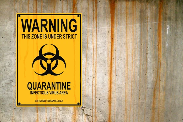 黄色的警示牌钉在水泥墙上警告人们注意威胁 在小组的中间 有一个生物危害标志 上面写着 这个区域受到严格的隔离 传染性病毒的区域 仅核定人员 — 图库照片