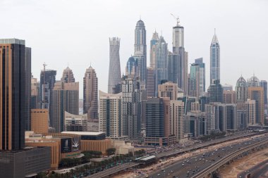 Dubai, BAE - 22 Mart 2014: Dubai Marina 'daki gökdelenler ve onların önünden geçen Dubai Metro hattı.