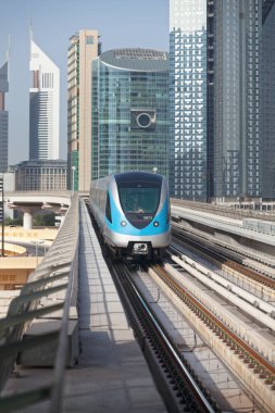 Dubai, BAE - 21 Mart 2014: Dubai metrosundan istasyona varan tam otomatik tren.