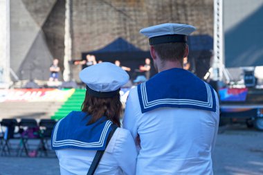 Tallinn, Estonya - 15 Haziran 2019: Danimarka Kraliyet Donanması 'ndan iki denizci bir sahil gezisi sırasında dans gösterisi hazırlıklarını izliyorlar.