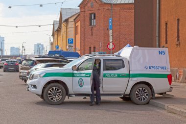 Riga, Letonya - 14 Haziran 2019: Riga Belediye Polisi 'nin kamyoneti bir sokağa park edildi.