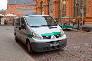 Riga, Letonya - 14 Haziran 2019: Riga Belediye Polisi 'nden Van.