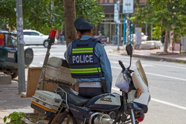 Phnom Penh Camboya Agosto 2018 Policía Chaleco Antibalas Sienta Moto — Foto de Stock