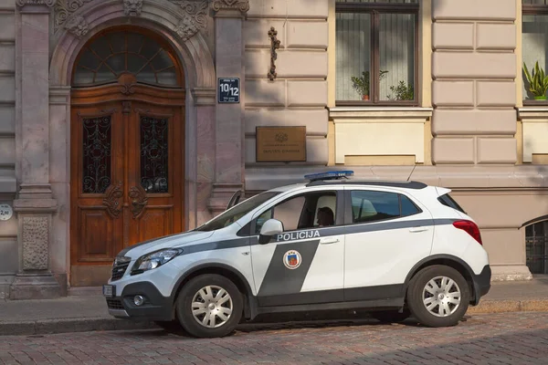Riga Letônia Junho 2019 Policial Esperando Seu Carro Patrulha Fora — Fotografia de Stock