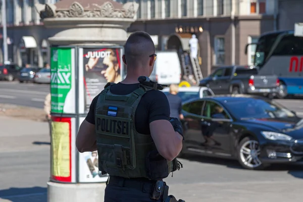 Tallinn Estland Juni 2019 Två Poliser Skottsäker Väst Kollar Publiken — Stockfoto