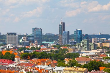 Vilnius, Litvanya - 11 Haziran 2019: Yeni Şehir Merkezi, Neris Nehri 'nin kuzey kıyısında yer alan yeni iş bölgesi..