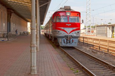 Vilnius, Litvanya - 12 Haziran 2019: Litvanya Demiryolları tarafından işletilen Vilnius Tren İstasyonu 'ndaki DR1 treni.