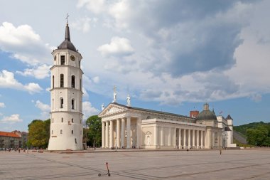 Vilnius, Litvanya - 11 Haziran 2019: St. Stanislaus Katedrali ve Vilnius St. Ladislaus Kilisesi Litvanya 'nın ana Katolik Katedrali. Vilnius Eski Kasabası 'nda, Katedral Meydanı' nın hemen dışında..