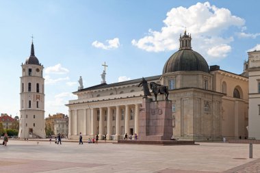 Vilnius, Litvanya - 11 Haziran 2019: St. Stanislaus Katedrali ve Vilnius St. Ladislaus Kilisesi Litvanya 'nın ana Katolik Katedrali. Vilnius Eski Kasabası 'nda, Katedral Meydanı' nın hemen dışında..