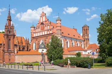 Vilnius, Litvanya - 14 Nisan 2019 - St. Francis ve St. Bernard Kilisesi (ayrıca Bernardine Kilisesi olarak da bilinir), St. Anne Kilisesi 'nin yanındaki Roma Katolik kilisesi..