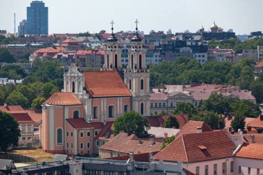 Vilnius, Litvanya - 11 Haziran 2019: St. Catherine Kilisesi, Vilnius 'un eski Benedikt manastırının kilisesidir. Bu Barok kilisesi pembe kuleleriyle eski kasabaya hükmediyor..
