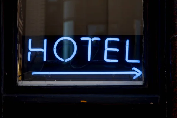 Luce Neon Sagomata Nella Parola Hotel Sopra Una Freccia — Foto Stock
