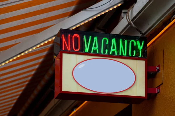 Hotel Znamení Zobrazující Neon Žádné Volné Místo Kopií Krajiny Níže — Stock fotografie