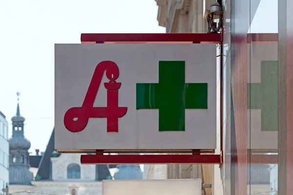 奥地利药店展示了该国在标准绿色十字旁边使用的传统药学标志 — 图库照片