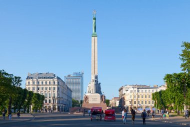 Riga, Letonya - 14 Haziran 2019: Özgürlük Anıtı Letonya Bağımsızlık Savaşı sırasında öldürülen askerlerin anısına dikilen bir anıttır (1918-1920).