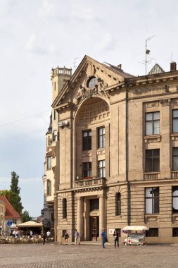 Riga, Letonya - 13 Haziran 2019: Letonya Radyosu (LR) merkezi Letonya 'nın ulusal kamu hizmeti radyo kanalıdır. Yayına 1 Kasım 1925 'te başladı ve merkezi Riga Katedrali' nin karşısındaki Letonya başkentinde bulunuyor..