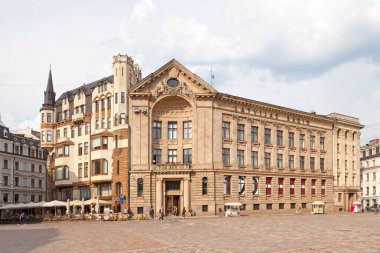 Riga, Letonya - 13 Haziran 2019: Letonya Radyosu (LR) merkezi Letonya 'nın ulusal kamu hizmeti radyo kanalıdır. Yayına 1 Kasım 1925 'te başladı ve merkezi Riga Katedrali' nin karşısındaki Letonya başkentinde bulunuyor..