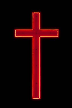 Siyah zemin üzerinde izole edilmiş Hristiyan haçı şeklinde kırmızı neon ışığı.