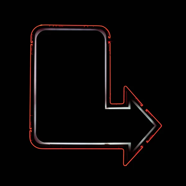 大きな赤いネオンライトは 黒の背景に孤立し 必要な商業記号を追加することができます中に巨大な黒いコピースペースを持つ矢印に形を変えます — ストック写真
