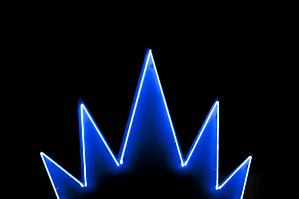 Ein Blaues Neonlicht Form Einer Krone Isoliert Auf Schwarzem Hintergrund — Stockfoto