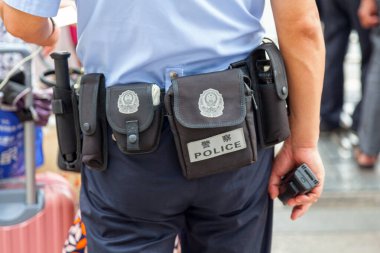 Pekin 'de Çinli bir polis memurunun kemerinde Çin arması sergileniyor..