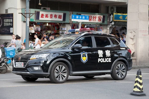 Shanghai China Agosto 2018 Suv Policía Estacionado Fuera Del Mercado — Foto de Stock