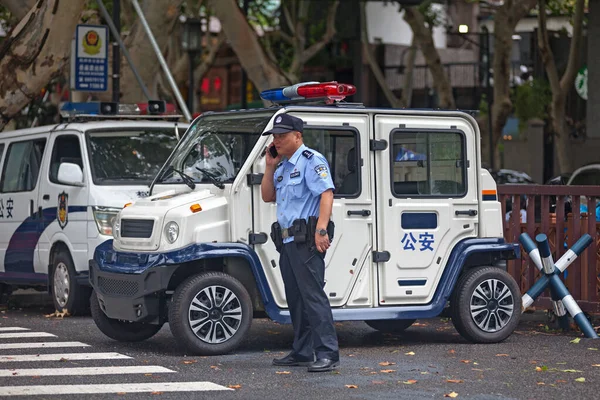 Hangzhou China Agosto 2018 Oficial Policía Hablando Por Teléfono Junto — Foto de Stock