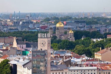 Riga, Letonya - 13 Haziran 2019: İsa 'nın Doğumu Katedrali Nikolai Chagin ve Robert Pflug tarafından 1876 ve 1883 yılları arasında Neo-Bizans tarzında tasarlandı..