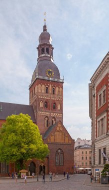 Riga, Letonya - 13 Haziran 2019: Riga Katedrali bir Protestan katedralidir ve ülkenin en tanınmış yerlerinden biridir..